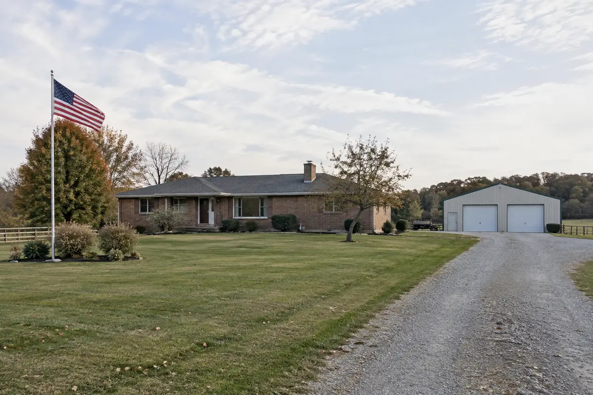 Ranch home with a flagpole in Radnor, Ohio